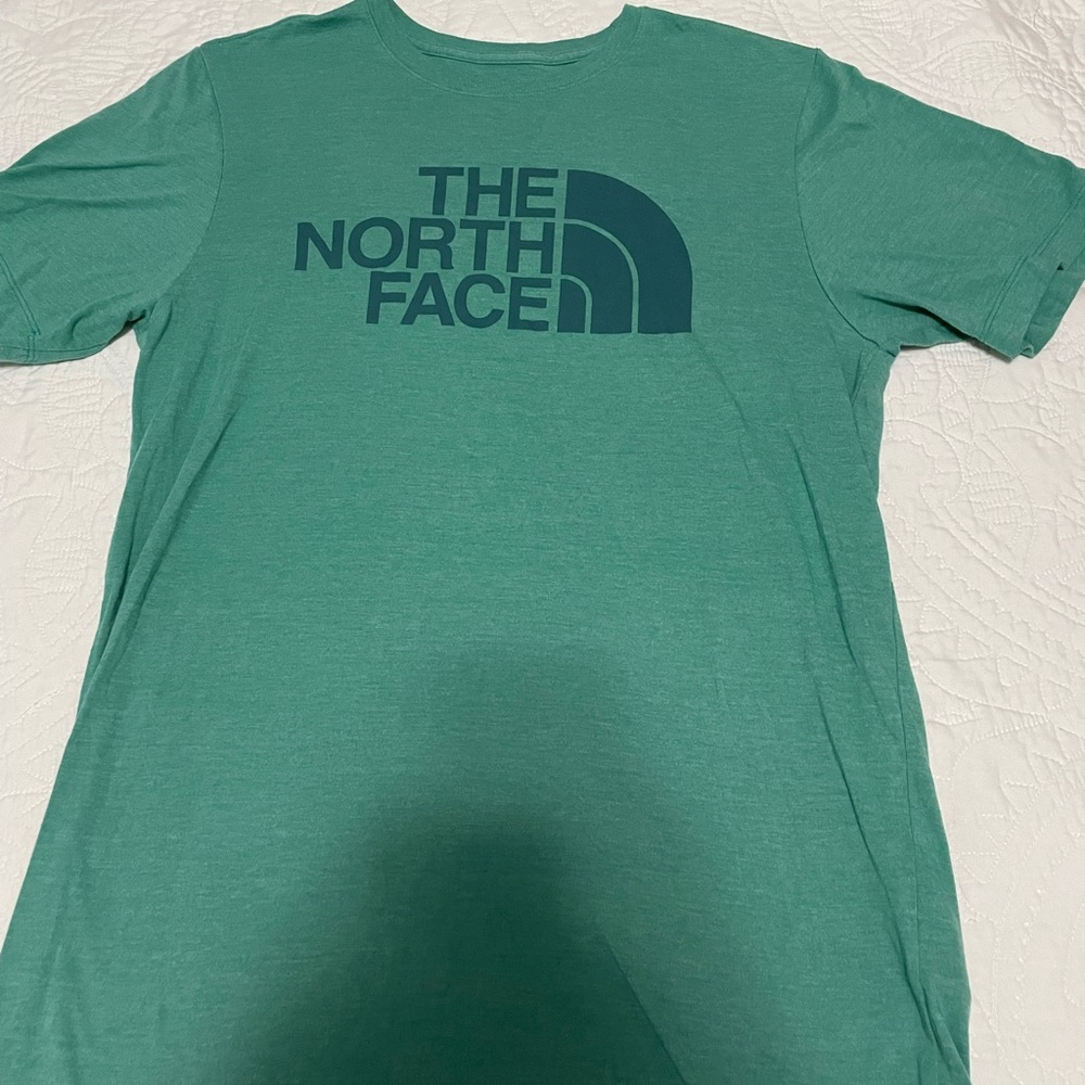 Men’s North Face tshirt/hardly worn/short sleeve